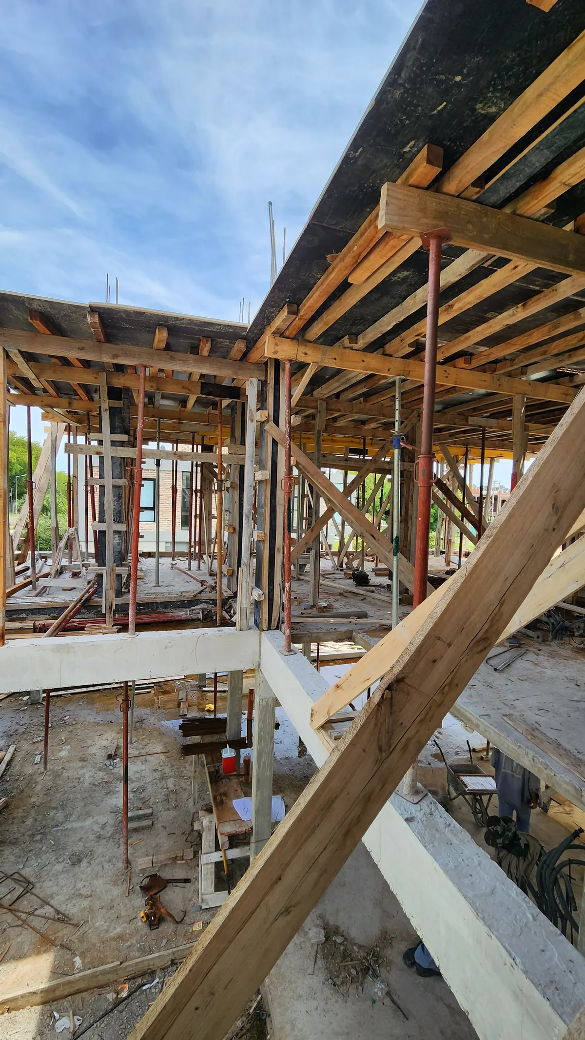 Obra en construcción: vigas de hormigón, encofrado y puntales