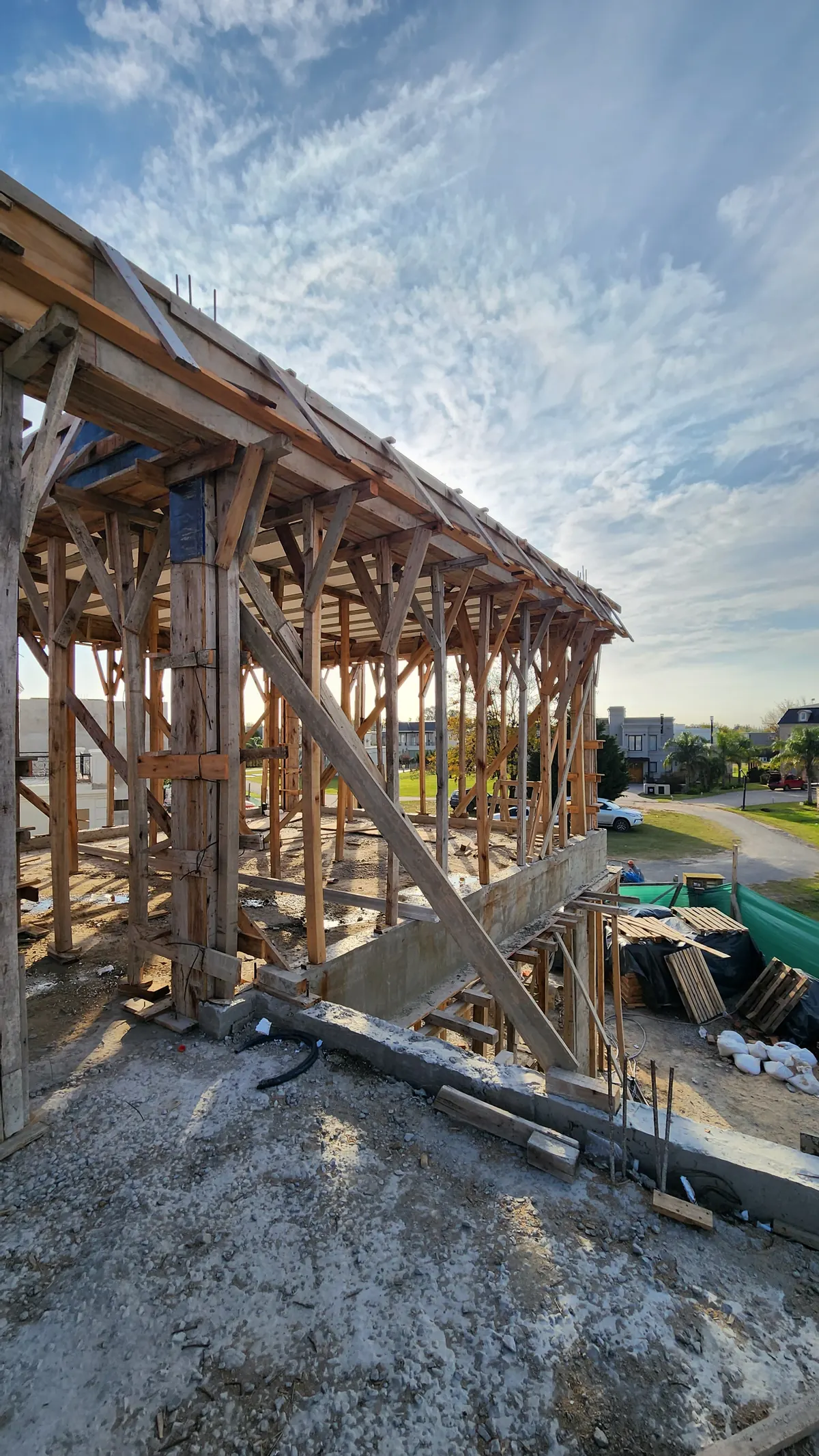 Obra en construcción: estructura con apuntalamiento de madera